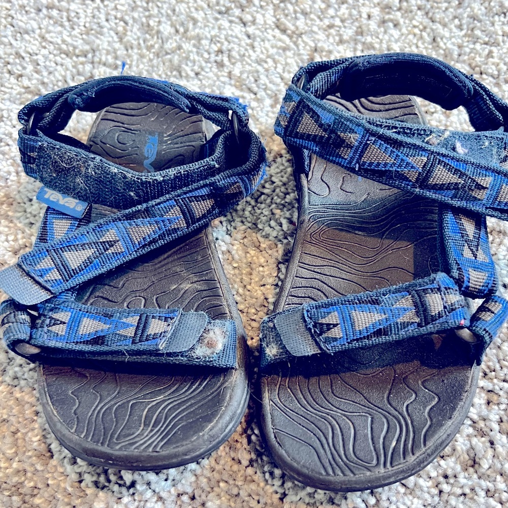 11k teva hurricane sandals